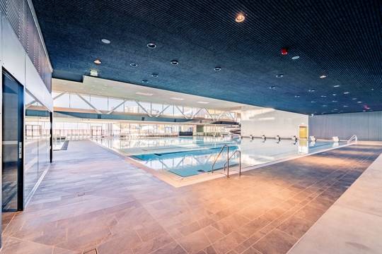 Schwimmerbecken Hallenbad