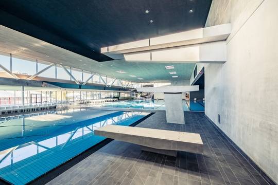 Sprungbecken und Sprungtürme Hallenbad